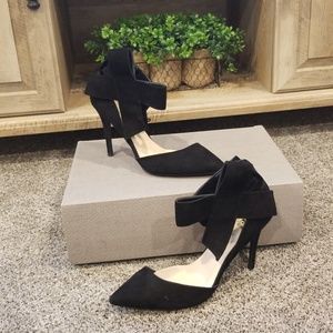 Adorable black stilettos